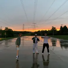 Poslechněte si interpreta Pineapple Wine, sledujte hudební videa, přečtěte si životopis, podívejte se na data turné a další informace.