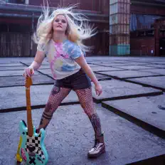 Hör dir MARY an, schau dir Musikvideos an, lies die Biografie, finde Tourdaten und mehr!