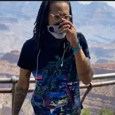 聆聽 Knowbody Knows、觀看音樂影片、閱讀小傳、查看巡演日期等！