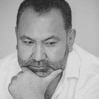 Төрт аяққа тік тұрған қыздардың жалаңаш фотосессиясы