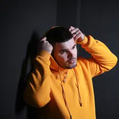 Nick Mitiを聴いたり、ミュージックビデオを鑑賞したり、経歴やツアー日程などを確認したりしましょう！