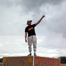 DUB-T सुनें, म्यूज़िक वीडियो देखें, बायो पढ़ें, दौरे की तारीखें और बहुत कुछ देखें!