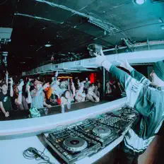 收听 Deucez、观看音乐视频、阅读小传、查看巡演日期等 ！