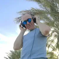 Hör dir undefined an, schau dir Musikvideos an, lies die Biografie, finde Tourdaten und mehr!