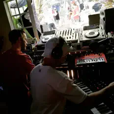 Bennefaktor을(를) 듣고, 뮤직 비디오를 보고, 약력을 읽고, 투어 일정 등을 확인하세요!