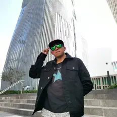收听 Dexir One、观看音乐视频、阅读小传、查看巡演日期等 ！