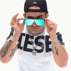 Poslechněte si interpreta Mr. King, sledujte hudební videa, přečtěte si životopis, podívejte se na data turné a další informace.