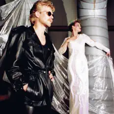 收听 The Raining Heart、观看音乐视频、阅读小传、查看巡演日期等 ！