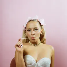 Dengarkan Glowe, tonton video musik, baca bio, lihat tanggal tur & lainnya!