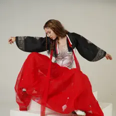 聆聽 Asian Goddess、觀看音樂影片、閱讀小傳、查看巡演日期等！