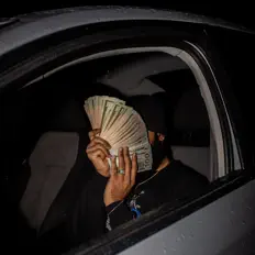 Aireussを聴いたり、ミュージックビデオを鑑賞したり、経歴やツアー日程などを確認したりしましょう！