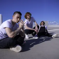 Dead to the Worldを聴いたり、ミュージックビデオを鑑賞したり、経歴やツアー日程などを確認したりしましょう！