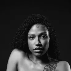 聆聽 Iris C、觀看音樂影片、閱讀小傳、查看巡演日期等！