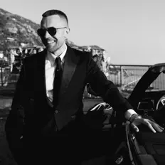 Dengarkan LOGINOV, tonton video musik, baca bio, lihat tanggal tur & lainnya!