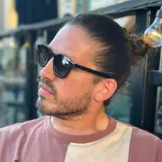 Ouça Chris Tall, assista a videoclipes, leia a biografia, veja as datas das turnês e mais!