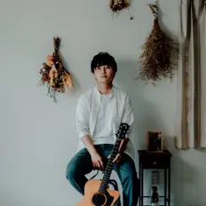 聆聽 higaU、觀看音樂影片、閱讀小傳、查看巡演日期等！