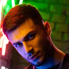 Poslechněte si interpreta Smaeel, sledujte hudební videa, přečtěte si životopis, podívejte se na data turné a další informace.