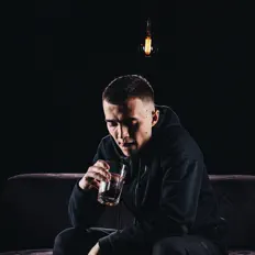 Poslechněte si interpreta Mo Wreal, sledujte hudební videa, přečtěte si životopis, podívejte se na data turné a další informace.