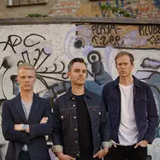 Ouve Comfort Addict, vê vídeos de música, lê a biografia, vê as datas da digressão e muito mais!