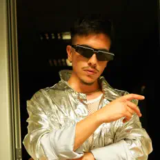收听 Joshlo、观看音乐视频、阅读小传、查看巡演日期等 ！