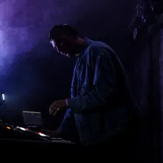 Ascolta Whithe, guarda video musicali, leggi la biografia, vedi le date del tour & altro!