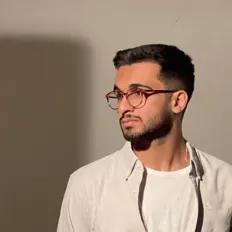 Poslechněte si interpreta Amir Darabi, sledujte hudební videa, přečtěte si životopis, podívejte se na data turné a další informace.