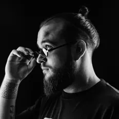 DJ Vayneを聴いたり、ミュージックビデオを鑑賞したり、経歴やツアー日程などを確認したりしましょう！