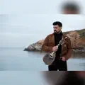 Στα δυο μου χέρια σε κρατώ