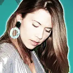 Sara Jade dinle, müzik videolarını izle, biyografisini oku, tur tarihlerini ve daha fazlasını gör!