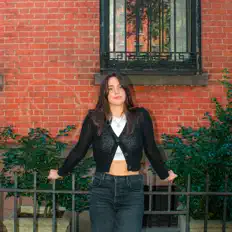 Lauren Loweを聴いたり、ミュージックビデオを鑑賞したり、経歴やツアー日程などを確認したりしましょう！