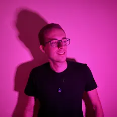 Poslechněte si interpreta Splan, sledujte hudební videa, přečtěte si životopis, podívejte se na data turné a další informace.