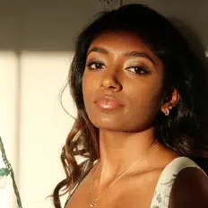 Roja Kumar을(를) 듣고, 뮤직 비디오를 보고, 약력을 읽고, 투어 일정 등을 확인하세요!