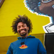 Holmes dinle, müzik videolarını izle, biyografisini oku, tur tarihlerini ve daha fazlasını gör!