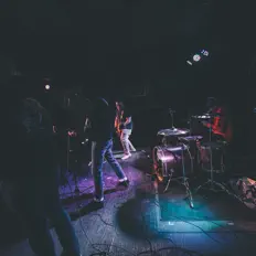 Dengarkan Safety Off, tonton video musik, baca bio, lihat tanggal tur & lainnya!