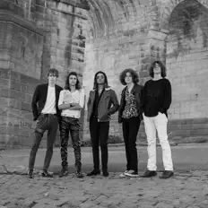 聆聽 Guilty Pleasures、觀看音樂影片、閱讀小傳、查看巡演日期等！