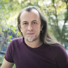 聆聽 Ender Akay、觀看音樂影片、閱讀小傳、查看巡演日期等！