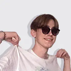 聆聽 ЗАПАХ СИГАРЕТ、觀看音樂影片、閱讀小傳、查看巡演日期等！