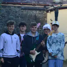 聆聽 Tyred Ping Pong、觀看音樂影片、閱讀小傳、查看巡演日期等！