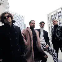 聆聽 undefined、觀看音樂影片、閱讀小傳、查看巡演日期等！