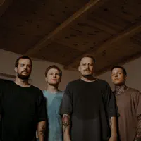 Ascolta undefined, guarda video musicali, leggi la biografia, vedi le date del tour & altro!