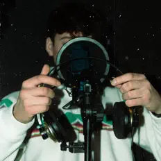 J.을(를) 듣고, 뮤직 비디오를 보고, 약력을 읽고, 투어 일정 등을 확인하세요!