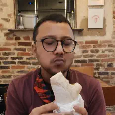 收听 Small Town Guy、观看音乐视频、阅读小传、查看巡演日期等 ！