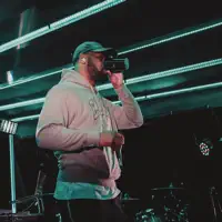 Hör dir undefined an, schau dir Musikvideos an, lies die Biografie, finde Tourdaten und mehr!