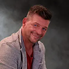 Frank Rebellを聴いたり、ミュージックビデオを鑑賞したり、経歴やツアー日程などを確認したりしましょう！