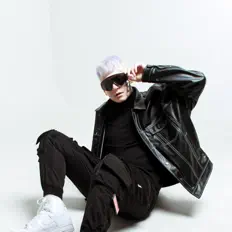 X-RAY을(를) 듣고, 뮤직 비디오를 보고, 약력을 읽고, 투어 일정 등을 확인하세요!