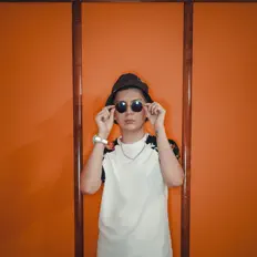 Dengarkan niue, tonton video musik, baca bio, lihat tanggal tur & lainnya!