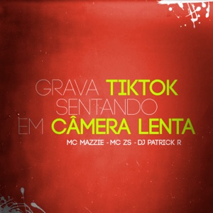 Grava Tiktok Sentando em Câmera Lenta