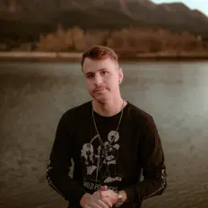 Ακούστε περιεχόμενο από Reisender, παρακολουθήστε μουσικά βίντεο, διαβάστε το βιογραφικό, δείτε ημερομηνίες περιοδείας, και πολλά ακόμη!