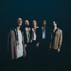 收听 La Dama de Atrás、观看音乐视频、阅读小传、查看巡演日期等 ！