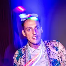 Poslechněte si interpreta Tom Cavallaro, sledujte hudební videa, přečtěte si životopis, podívejte se na data turné a další informace.